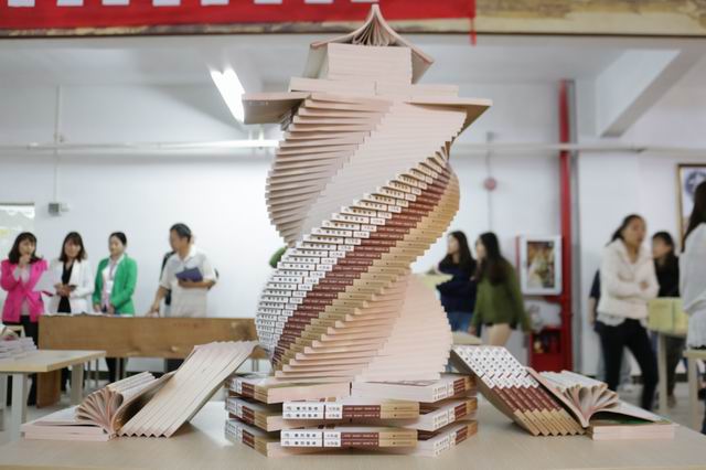 8、图书馆举办图书艺术造型比赛2《成长道路》.JPG