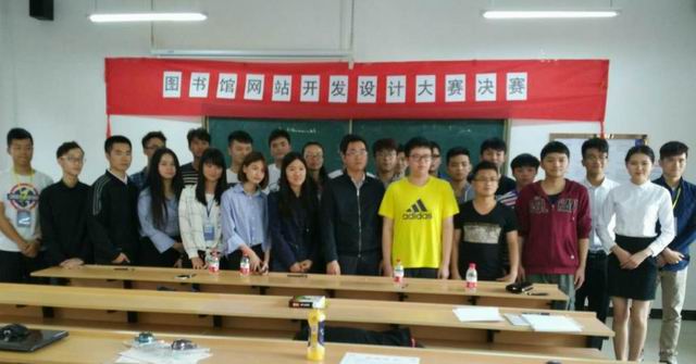 12、网站比赛 图1：评委与参赛者合影留念.jpg