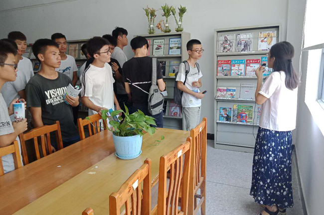 图4：图书馆陈丽华老师给同学们讲解专业期刊室的借阅规则.png