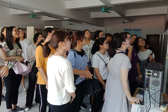 图5：图书馆钟绮云老师给同学们讲解图书检索系统.png