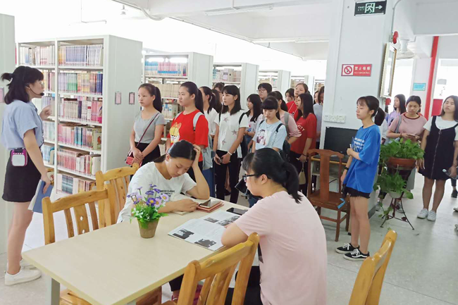 图2：图书馆陈颖诗老师给同学们讲解二楼书书库分布情况.png