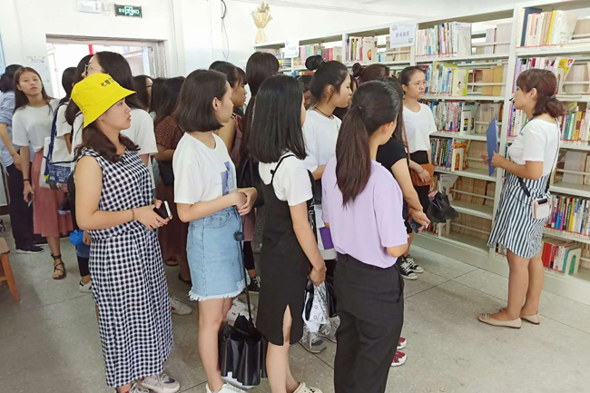 图3：图书馆潘桂嫦老师给同学们讲解新的借阅规则.png
