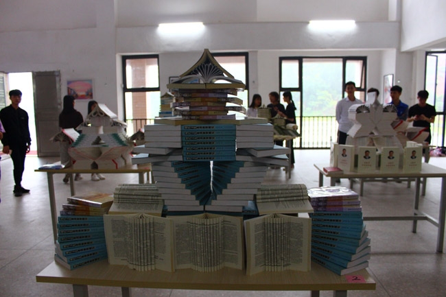图八三等奖《保卫家园》寓意：我们的主题是城墙与家园，搭建的造型是祖国的花朵保卫家园。.JPG