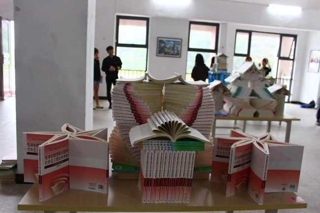 图九三等奖《风尚悦读》寓意：我们在这个大时代的家园里，继续阅读，充实自己，努力成为一个让自己满意的人，让我们一起逐梦时代，悦读再出发！.JPG