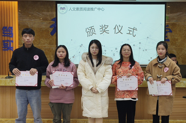 图3：优秀奖获奖选手们与李筱鹭老师合影留念.jpg