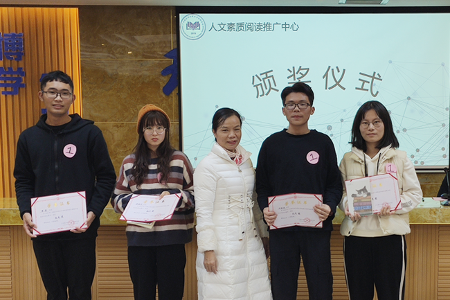 图4：优秀奖获奖选手们与黄艺老师合影留念.png