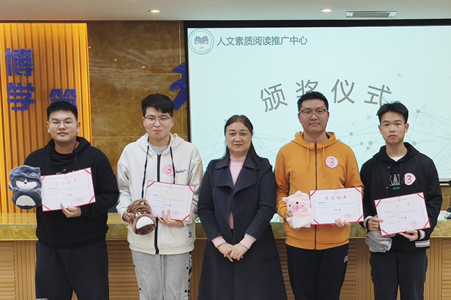 图5：三等奖获奖选手们与方银芝老师合影留念.png