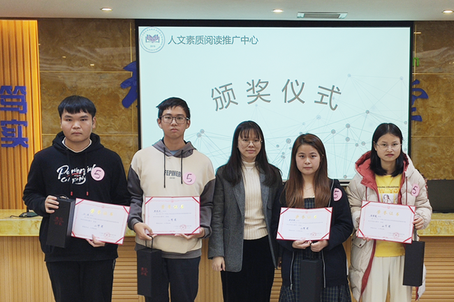 图6：二等奖获奖选手们与陈颖诗老师合影留念.png