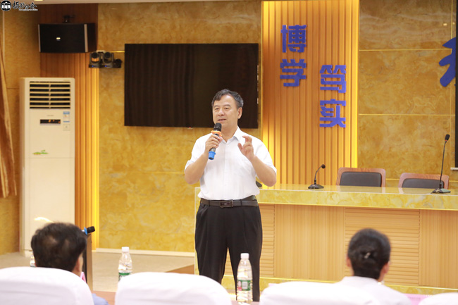 图8：学校副校长李东教授总结发言.jpg