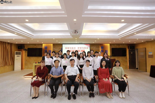 图9：参赛选手与评委合影留念.jpg