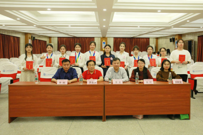 图11：参赛选手与评委合影留念.png